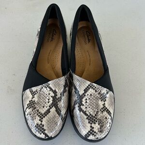 Women’s Clark’s Suttyn Snakeskin Comfortable Leather Upper Walk Loafers 9 Wedges